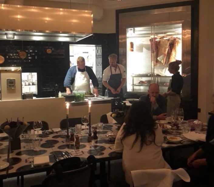 Den Røde bag Københavns Bedste Komfur i Salon, Bredgade